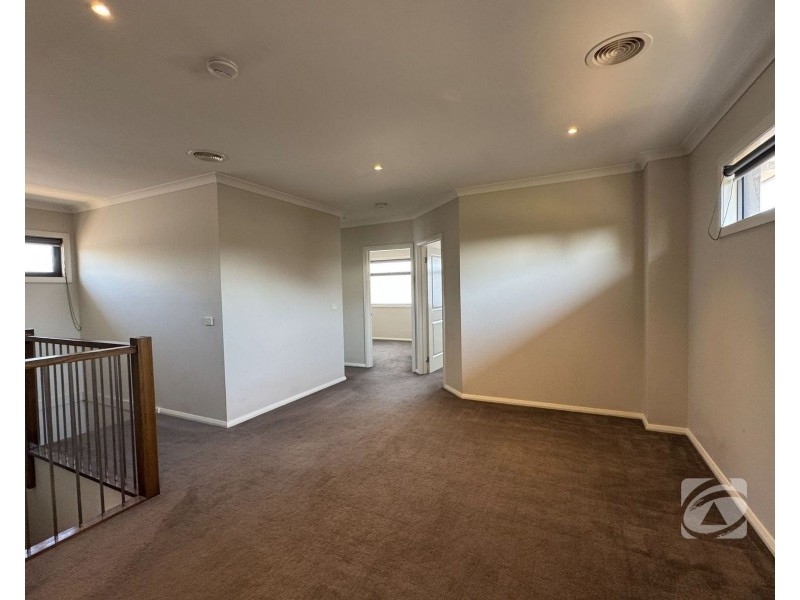 15 Greenfield Lane, Pakenham VIC 3810