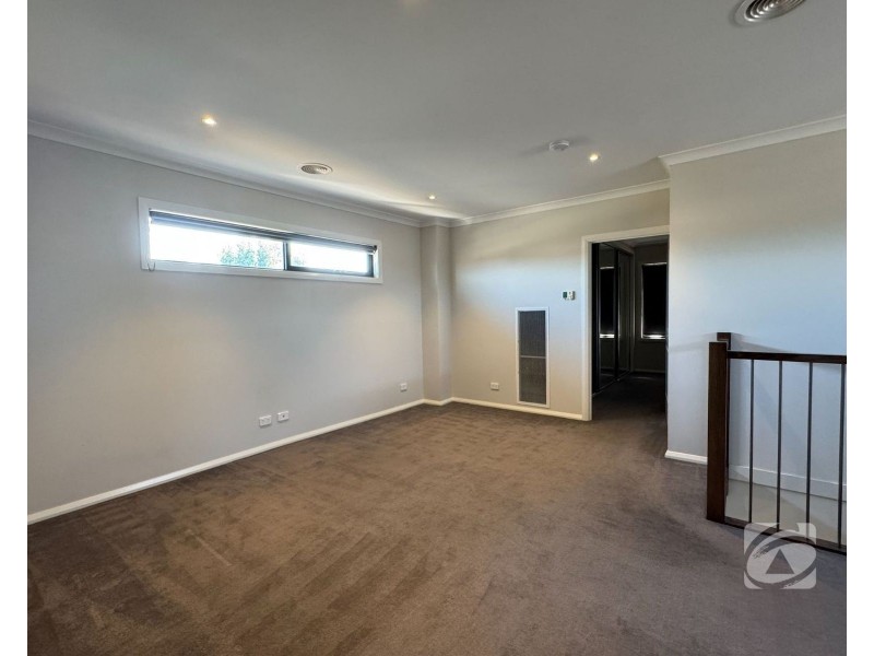 15 Greenfield Lane, Pakenham VIC 3810