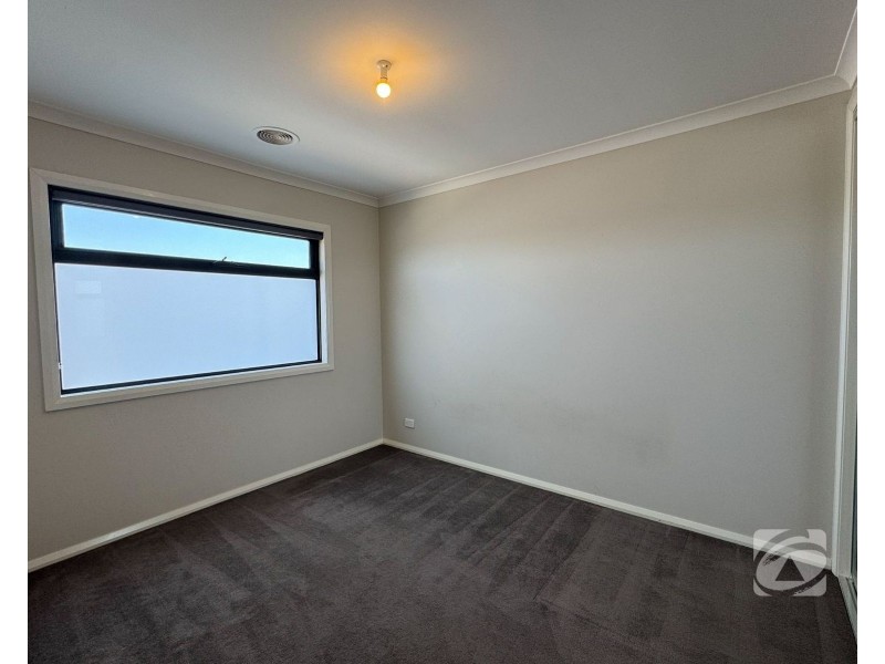 15 Greenfield Lane, Pakenham VIC 3810