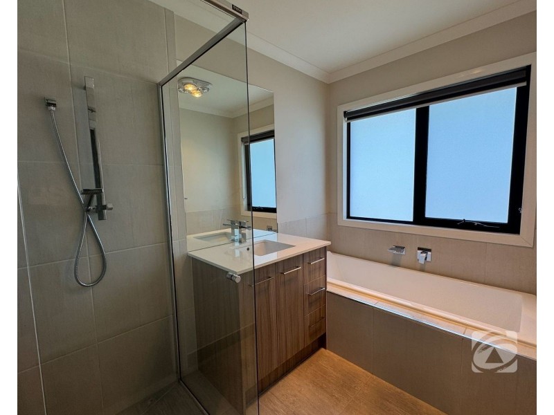 15 Greenfield Lane, Pakenham VIC 3810