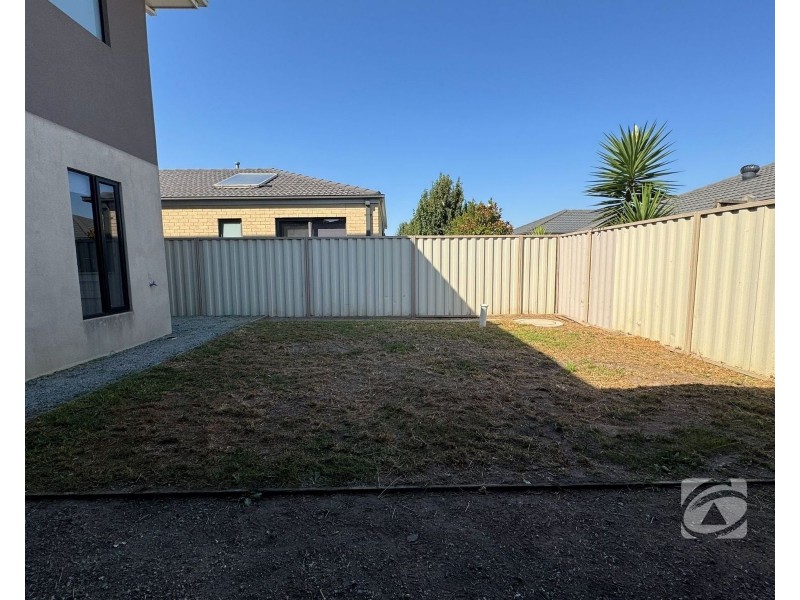 15 Greenfield Lane, Pakenham VIC 3810