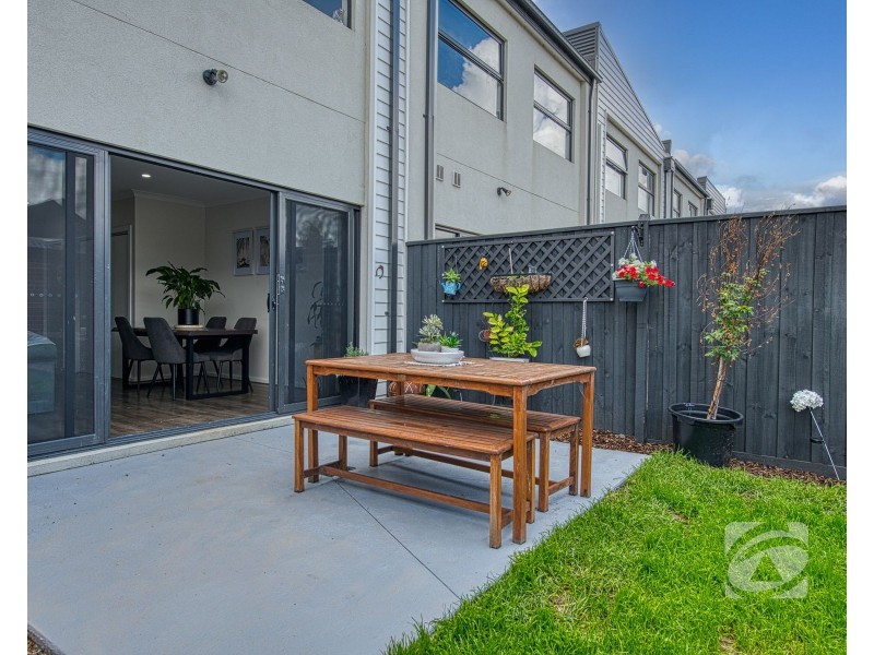 28 Sanctum Walk, Officer VIC 3809