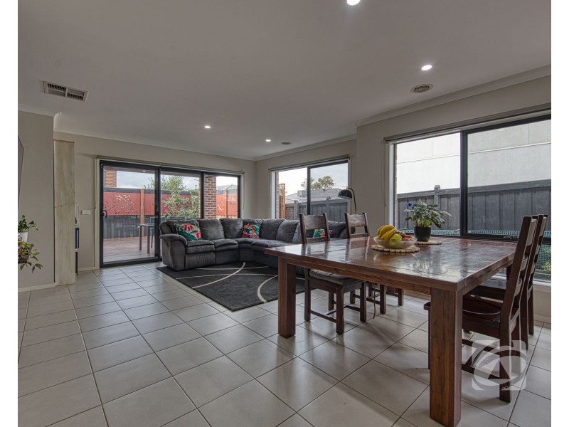 16 Columbia Drive, Officer VIC 3809