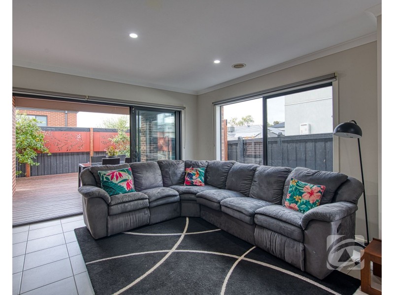 16 Columbia Drive, Officer VIC 3809