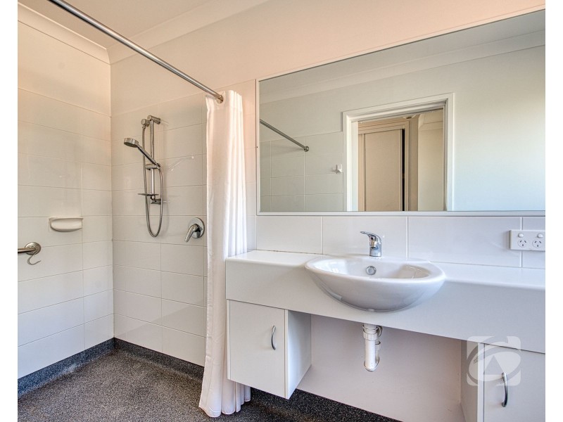 2/210 Toomuc Valley Road, Pakenham VIC 3810