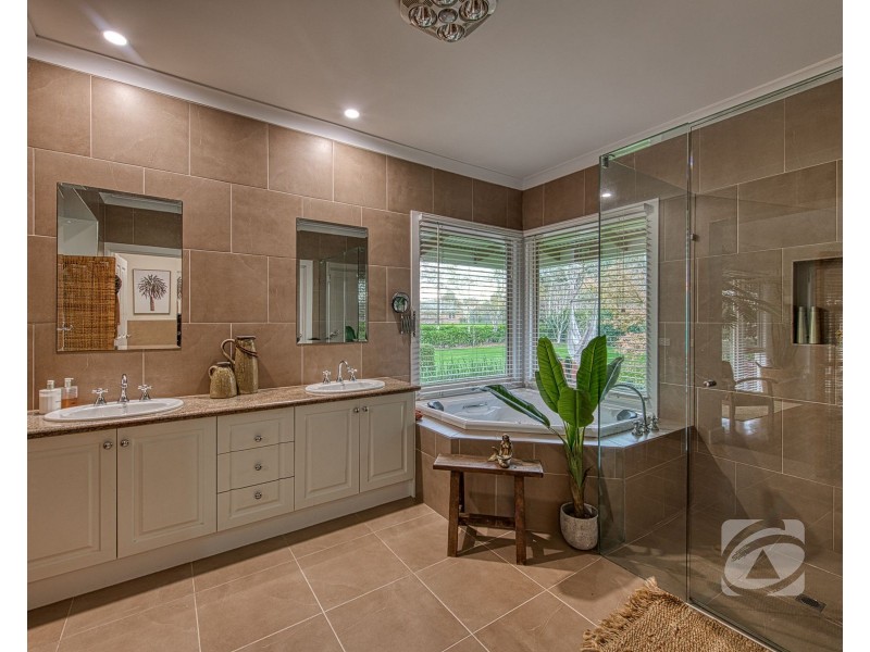 33 Thomas Street, Beaconsfield VIC 3807