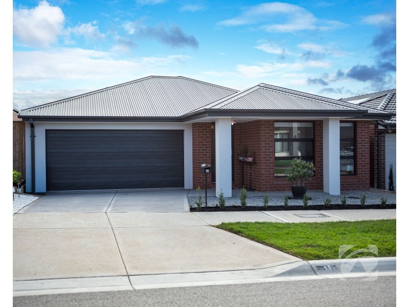 11 Topiary Street, Pakenham VIC 3810