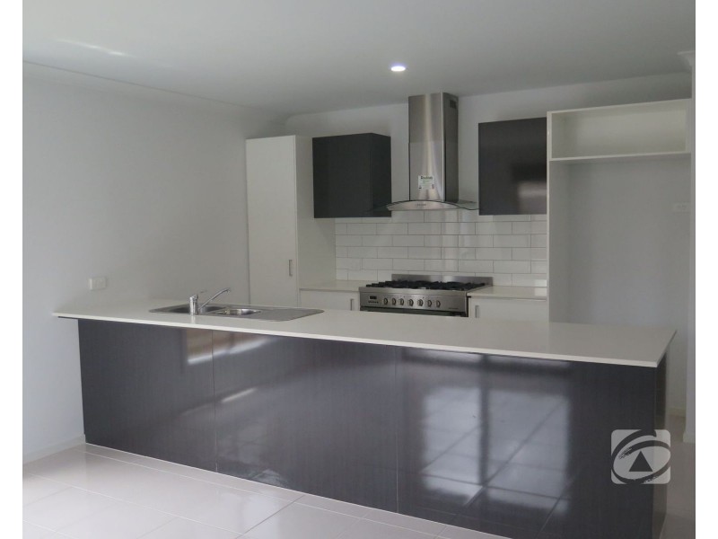 10 Fairywren Street, Pakenham VIC 3810