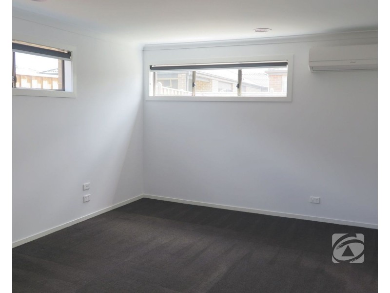 10 Fairywren Street, Pakenham VIC 3810