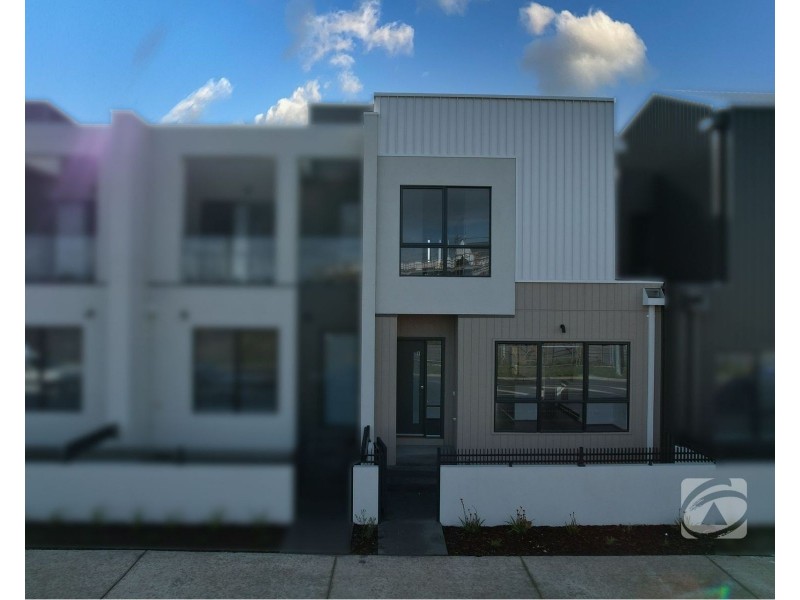 9 Travertine Loop, Berwick VIC 3806