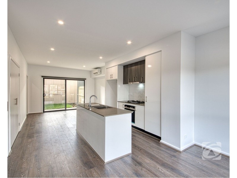 9 Travertine Loop, Berwick VIC 3806