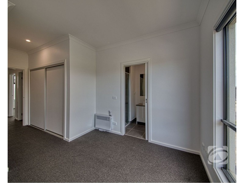 9 Travertine Loop, Berwick VIC 3806