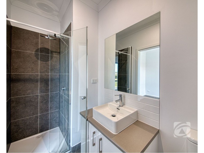 9 Travertine Loop, Berwick VIC 3806