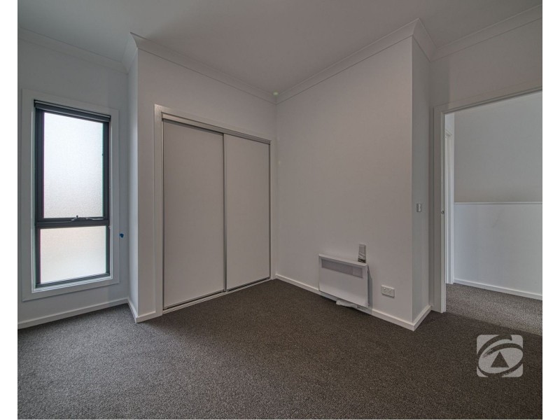 9 Travertine Loop, Berwick VIC 3806