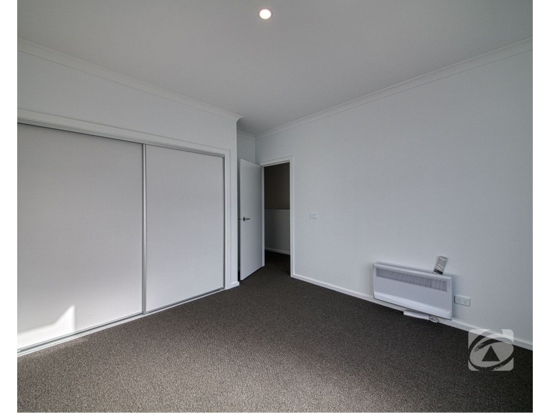 9 Travertine Loop, Berwick VIC 3806