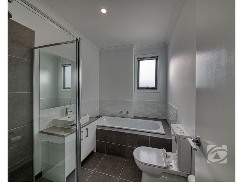 9 Travertine Loop, Berwick VIC 3806