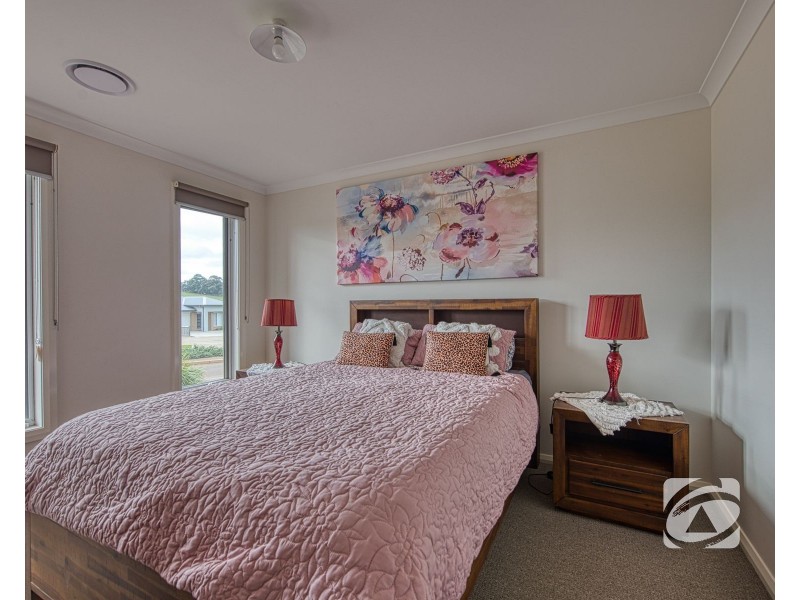 28 Illawarra Boulevard, Drouin VIC 3818