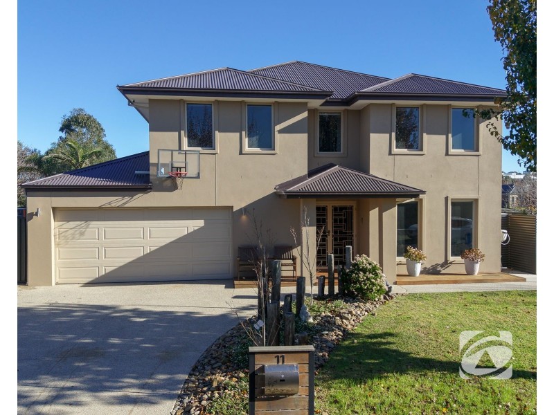 11 Westwood Grove, Pakenham VIC 3810