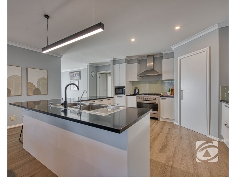 11 Westwood Grove, Pakenham VIC 3810