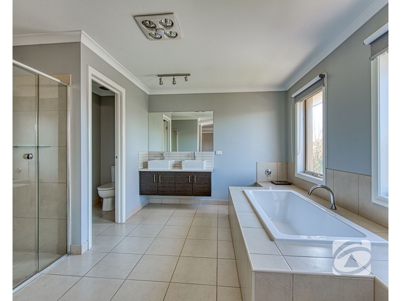 11 Westwood Grove, Pakenham VIC 3810