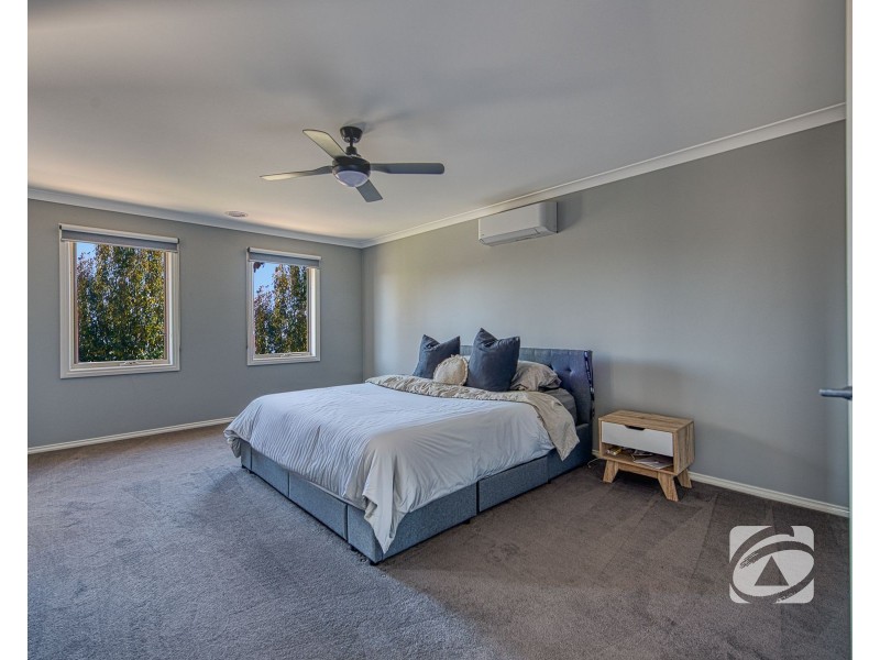 11 Westwood Grove, Pakenham VIC 3810