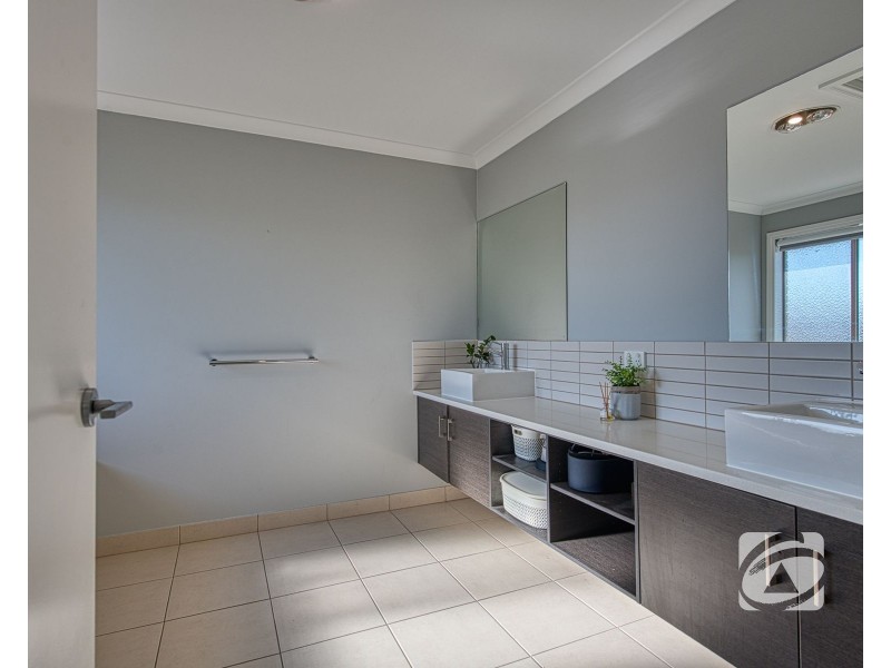 11 Westwood Grove, Pakenham VIC 3810