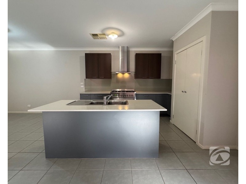 4 Pimpernel Place, Cranbourne North VIC 3977