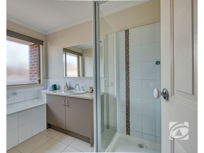 32 Chestnut Chase, Pakenham VIC 3810