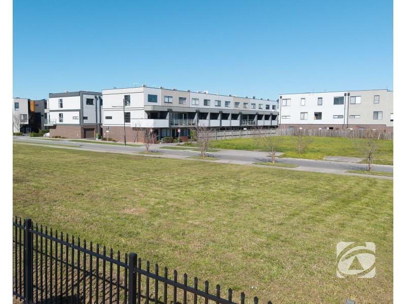 8-14 Swan Street, Pakenham VIC 3810