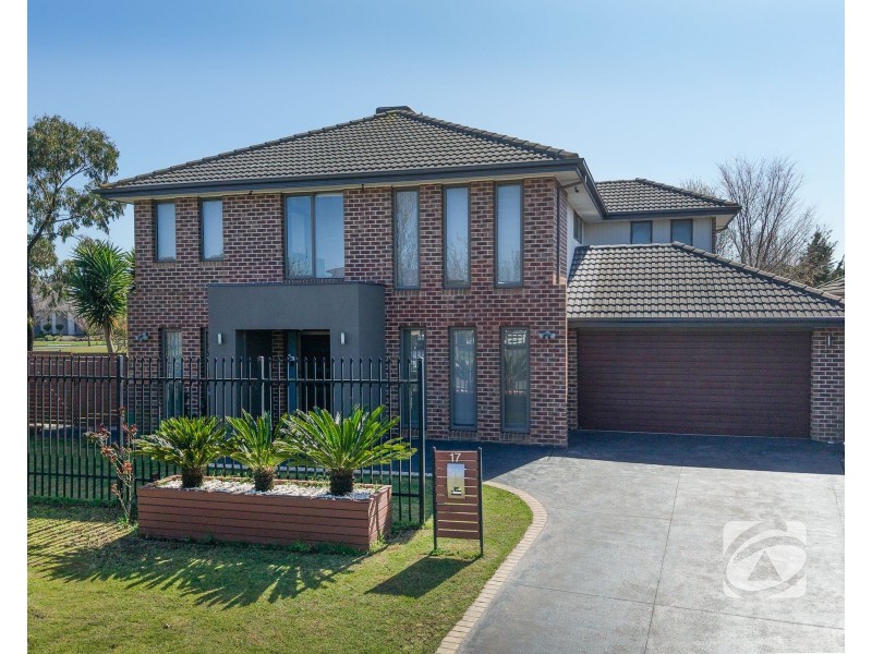 17 Westwood Grove, Pakenham VIC 3810