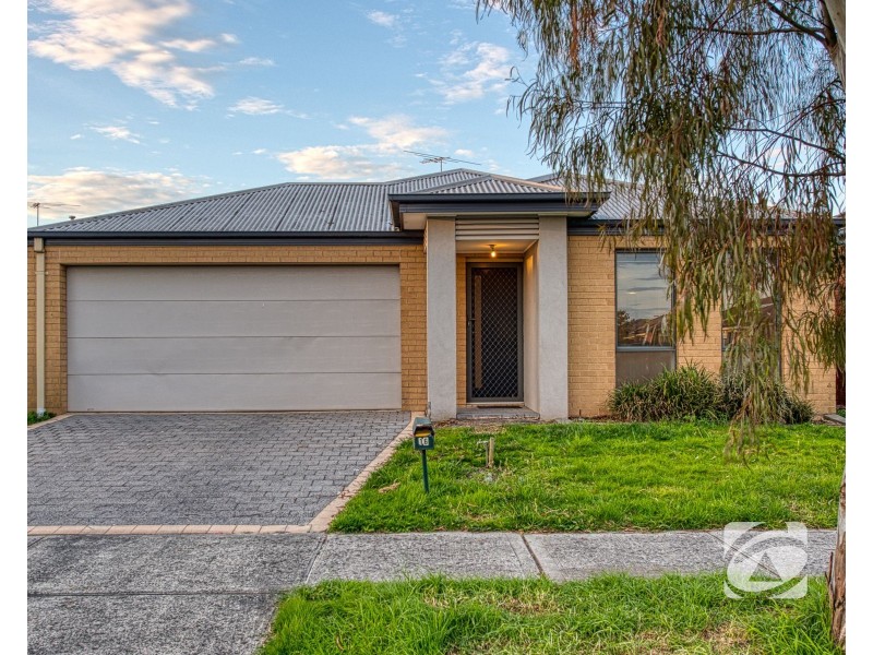 16 Seville Street, Pakenham VIC 3810