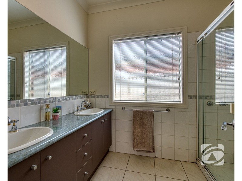 14 St Leonard Way, Pakenham VIC 3810