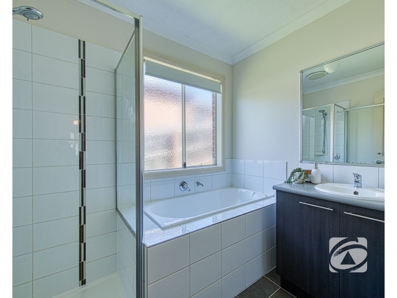 1 McClenaghan Place, Pakenham VIC 3810
