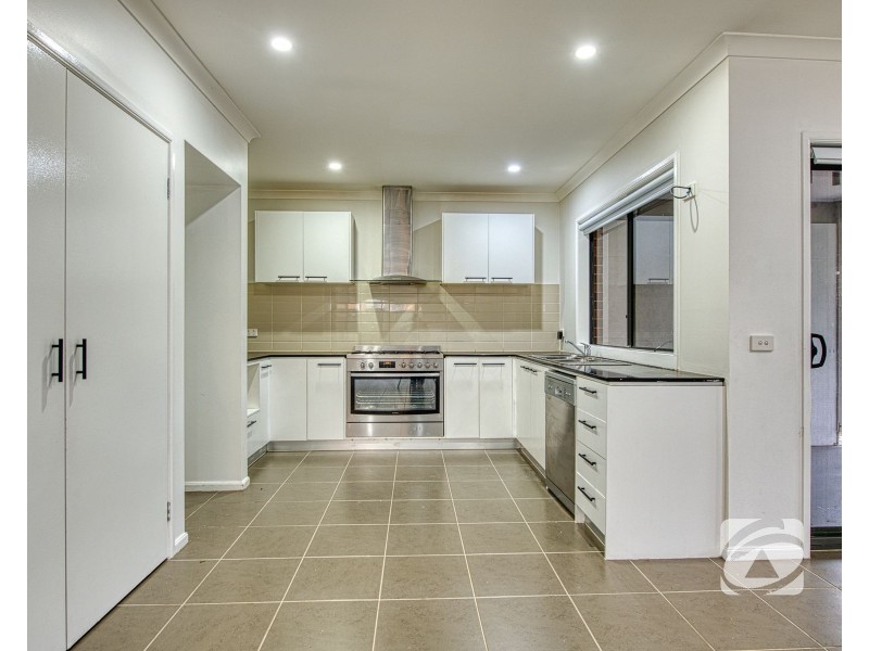 15 Moore Mews, Pakenham VIC 3810