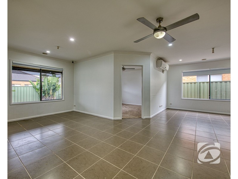 15 Moore Mews, Pakenham VIC 3810