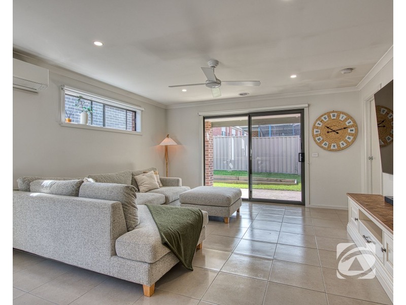 12 Talbot Drive, Pakenham VIC 3810