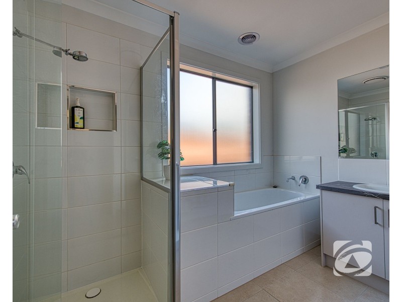 12 Talbot Drive, Pakenham VIC 3810