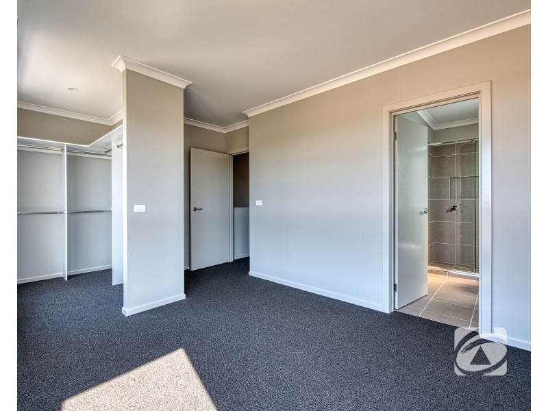 22 Mornington Crescent, Nar Nar Goon North VIC 3812