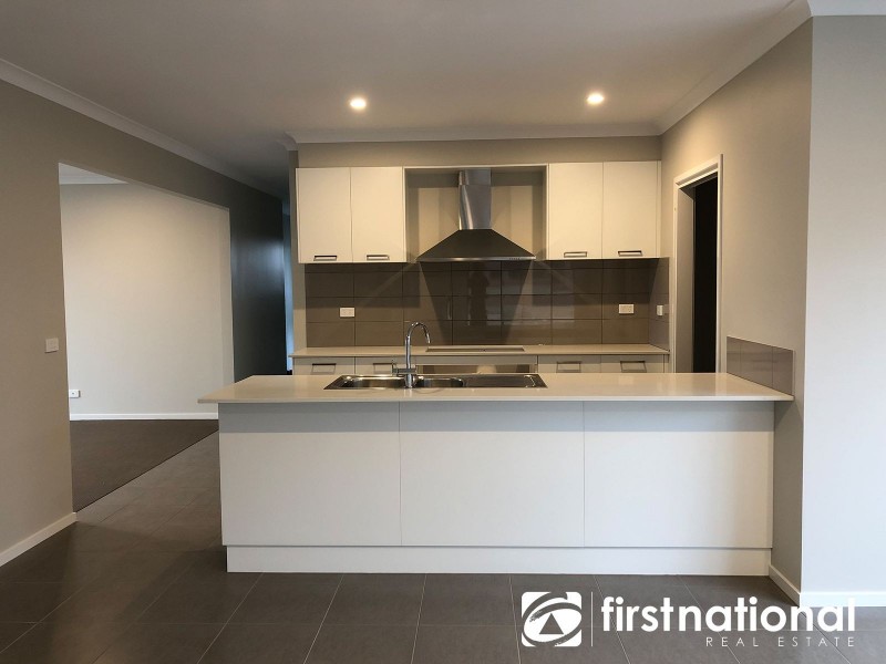 13 Creek Side Street, Clyde VIC 3978