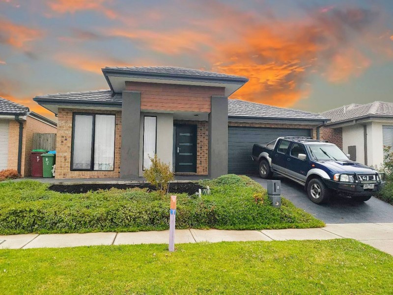 8 Chambers Crescent, Cranbourne North VIC 3977