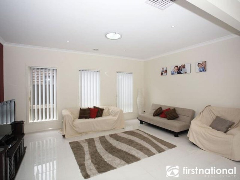 17 Peregrine Street, Cranbourne North VIC 3977
