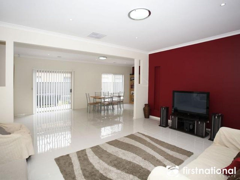 17 Peregrine Street, Cranbourne North VIC 3977