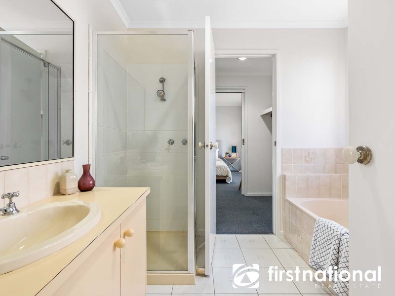 1/42 Strathavan Drive, Berwick VIC 3806