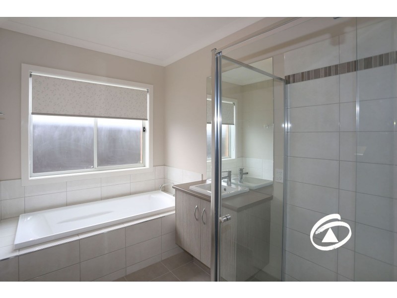 5 Featherbrook Circuit, Cranbourne North VIC 3977