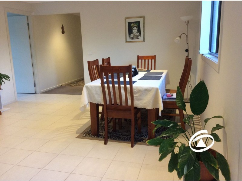 11 Hollington Way, Berwick VIC 3806