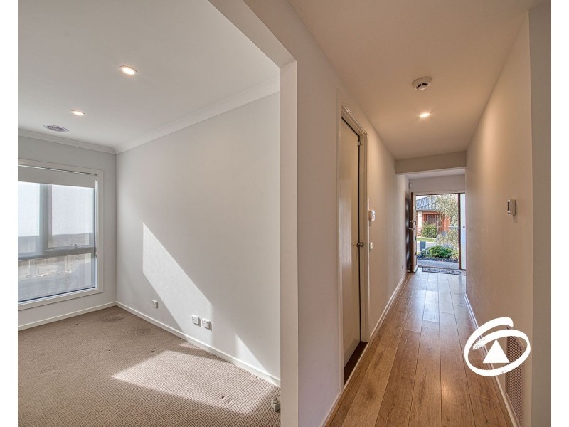 6 Anvil Way, Clyde North VIC 3978