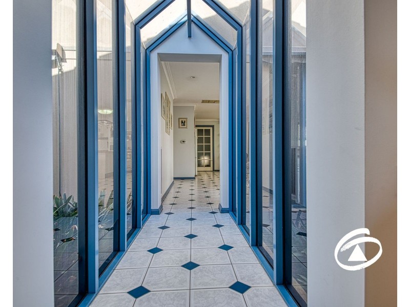 6 Valley View Crescent, Berwick VIC 3806