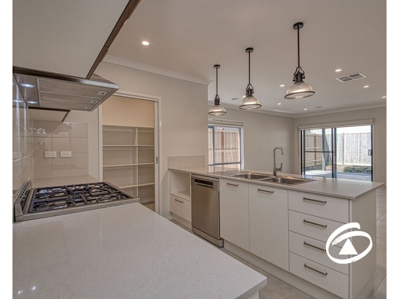 27 Cilroy Crescent, Cranbourne South VIC 3977