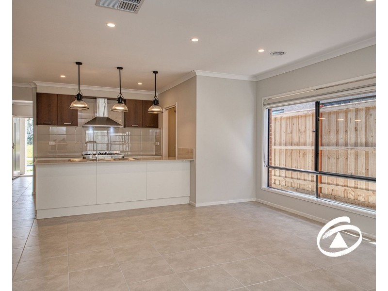 27 Cilroy Crescent, Cranbourne South VIC 3977