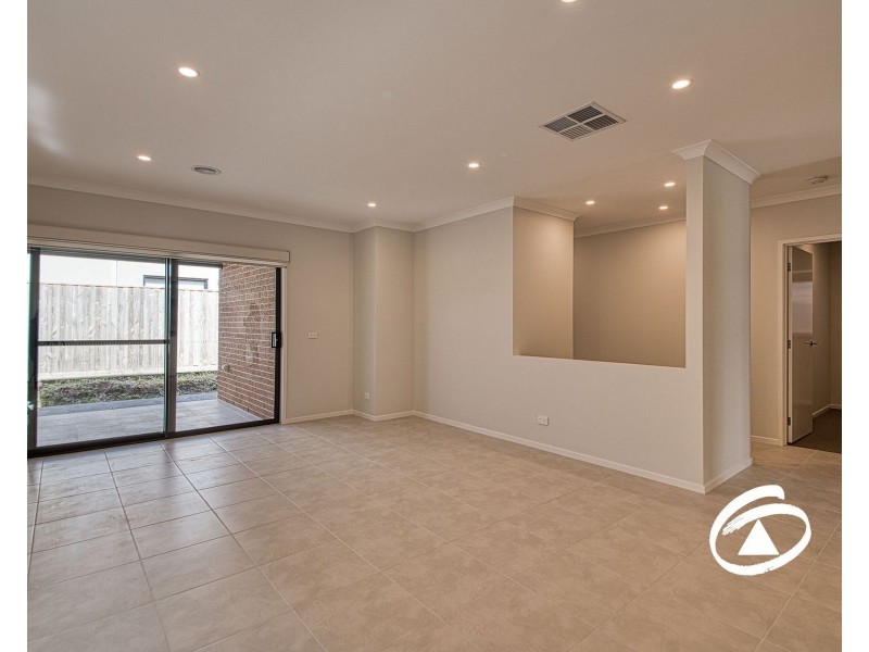 27 Cilroy Crescent, Cranbourne South VIC 3977